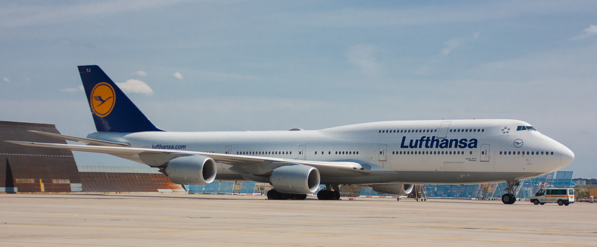 Boing 747-8 auf dem Vorfeld des Flughafens