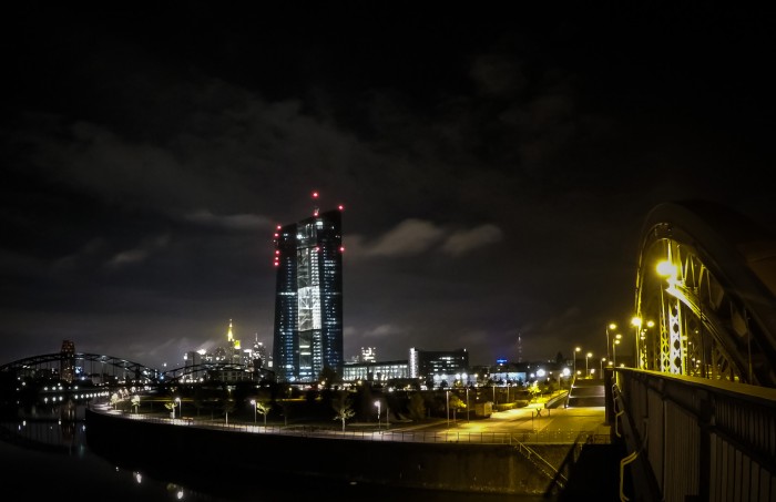 EZB bei Nacht